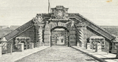 Dal 1673 al 1893, in Ortigia si accedeva da questa porta. Chiamata la Porta Ligny.